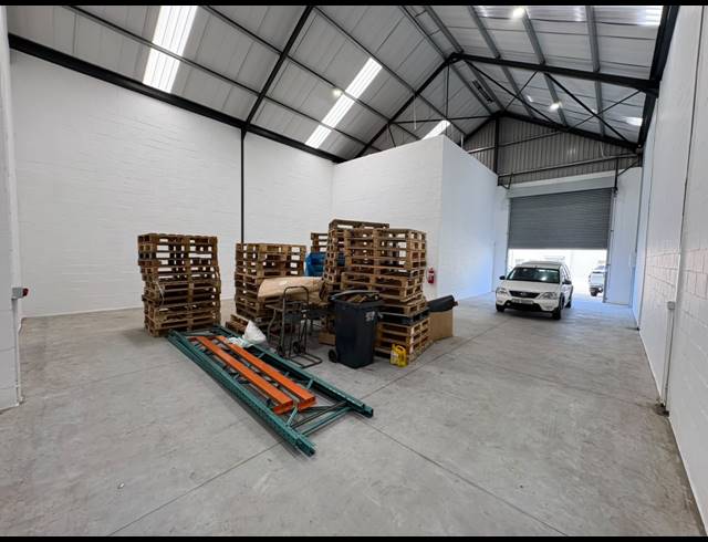 207M² WAREHOUSE TO LET IN FIRGROVE INDUSTRIAL ESTATE